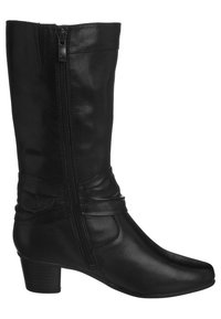 Černá kožená kotníková bota s plochým podpatkem, vybavená vnějším zipem a nařasením v oblasti kotníku, hladkým povrchem a elegantním designem.