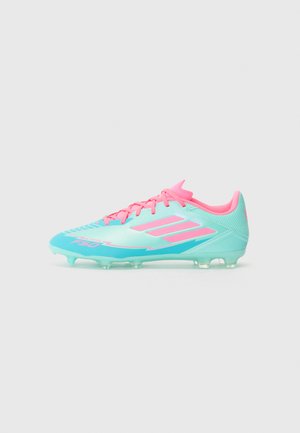 Chuteira de futebol azul clara e rosa com um design elegante, featuring um cabedal texturizado, atacadores em rosa brilhante e cravos translúcidos.