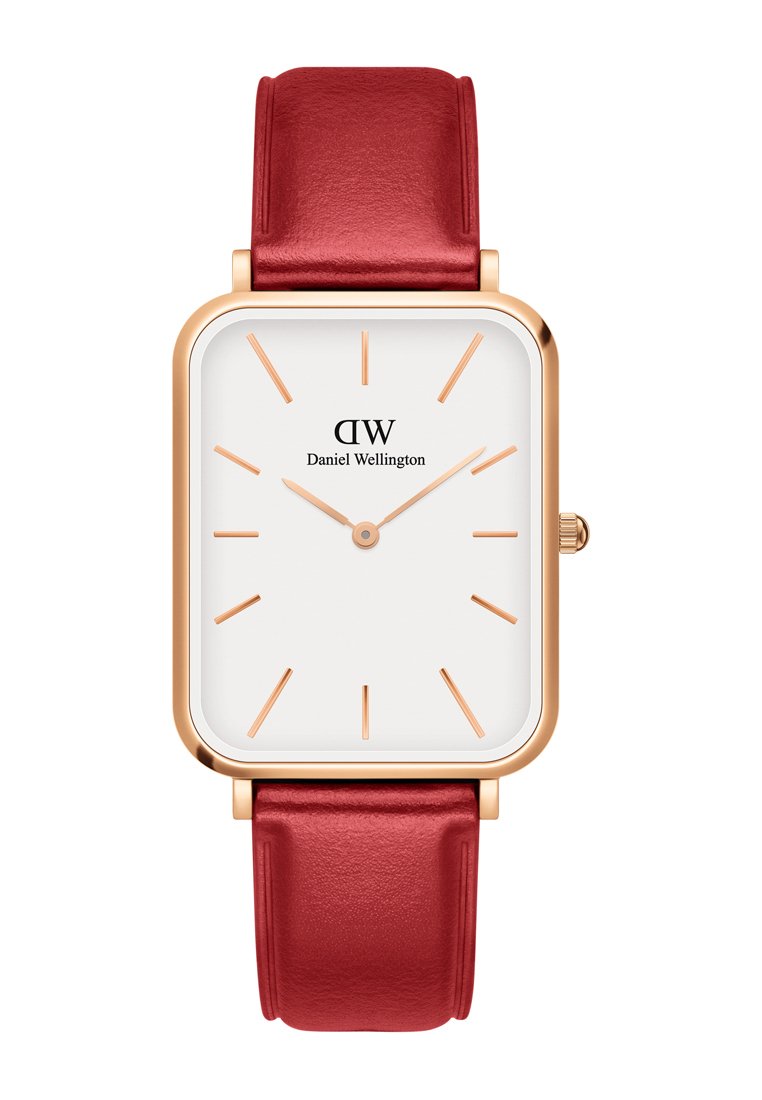 Rotes Lederarmbanduhr mit rechteckigem Gehäuse aus Roségold, weißem Zifferblatt und goldenen Stundenmarkierungen. Markenname "Daniel Wellington" auf dem Zifferblatt.