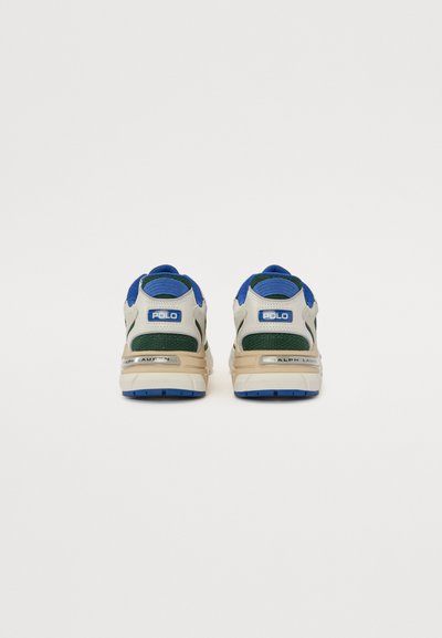 Bak-utsikt av joggesko med et fler-materiell design i beige, grønn og blå. Utsmykket med "POLO"-logo og teksturert hældetalj.
