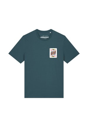 Dunkeltürkisfarbenes T-Shirt mit kurzen Ärmeln und einer King of Hearts Spielkartengrafik auf der linken Brust.