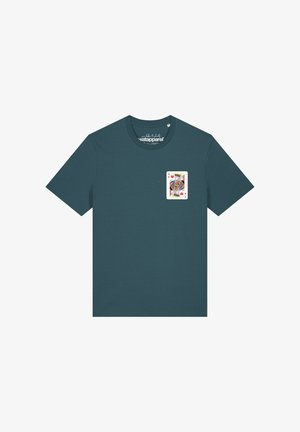 Dunkeltürkisfarbenes T-Shirt mit kurzen Ärmeln und einer King of Hearts Spielkartengrafik auf der linken Brust.