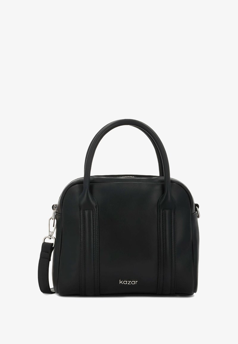 Čierna kožená kabelka s dvoma rukoväťami, zapínaním na zips a odnímateľným ramenným pásikom. Na prednej strane má jemne vyrazené logo značky.