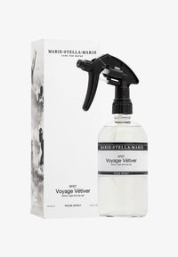 Bottiglia di spray per ambiente con grilletto nero etichettata "Marie-Stella-Maris Voyage Vétiver", accanto a una scatola bianca abbinata con testo nero.