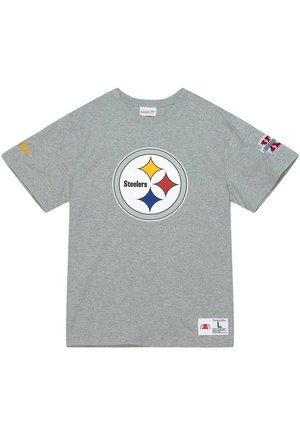 Maglietta grigia in cotone con logo circolare dei Steelers in nero, giallo, rosso e blu. Include scritte gialle sulla manica e un'etichetta all'orlo.