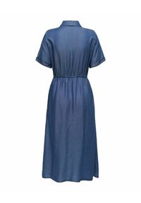 Vista trasera de un vestido de mezclilla azul de longitud media, con mangas cortas, cuello y cinturilla elástica.