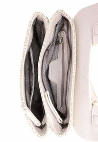 Witte leren crossbodytas met een gevlochten accent, voorzien van twee met rits gesloten vakken en een textuur voering.