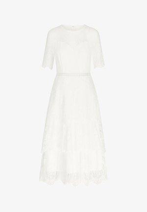 Witte kanten jurk met korte fladdermouwen, een getailleerde lijfje, gedetailleerde scalloped zoom, gelaagd ontwerp en een dunne tailleband.