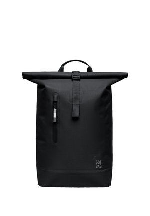 Schwarzer Rucksack mit Rollverschluss, vorderer vertikaler Reißverschlusstasche, Schnallenverschluss, Tragegriff und "GOT BAG"-Logo unten rechts.