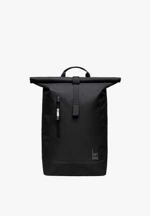 Czarny plecak z rolowanym zamknięciem, przednią pionową kieszenią na zamek, zapięciem na klamrę, uchwytem do przenoszenia i logo „GOT BAG” w prawym dolnym rogu.