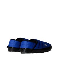 Pantofole imbottite blu con suola in gomma nera. Presentano una superficie texturizzata e un manico, progettate per comfort e calore.