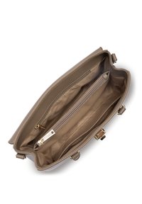 Sac à main en cuir beige avec deux compartiments principaux et une poche zippée. Texture lisse avec des accents en or et une forme structurée.