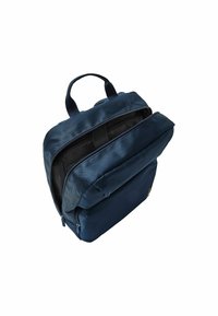 Zaino blu navy con esterno texturizzato, compartimenti con doppia cerniera e manico superiore. Tessuto leggero e resistente con fodera interna nera.