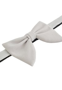 Papion din catifea gri deschis cu o curea ajustabilă neagră pe un fundal alb.