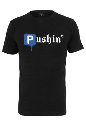Czarny t-shirt z krótkim rękawem z napisem "Pushin'", gdzie litera "P" jest stylizowana jako biały znak w niebieskim kwadracie z efektem spływającej farby.