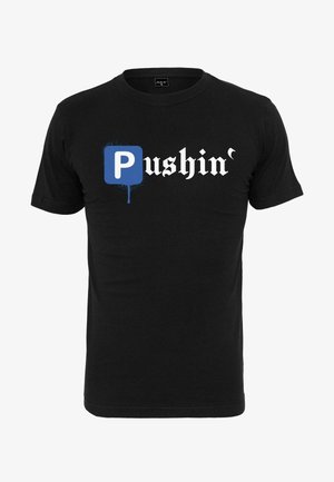 Czarny t-shirt z krótkim rękawem z napisem "Pushin'", gdzie litera "P" jest stylizowana jako biały znak w niebieskim kwadracie z efektem spływającej farby.