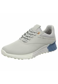 Hellgrauer Sportschuh mit einem glatten synthetischen Obermaterial, strukturierten Akzenten, schwarzen Schnürsenkeln und einer mehrfarbigen Sohle mit sichtbaren Traktionsstiften.