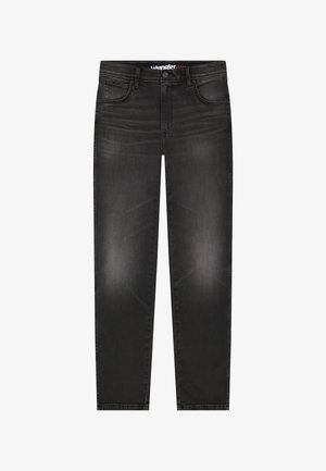 Čierne rifle Wrangler s vyblednutými detailmi, štýl s piatimi vreckami, zapínanie na gombíky a rovný strih nohavíc, položené na bielom pozadí.