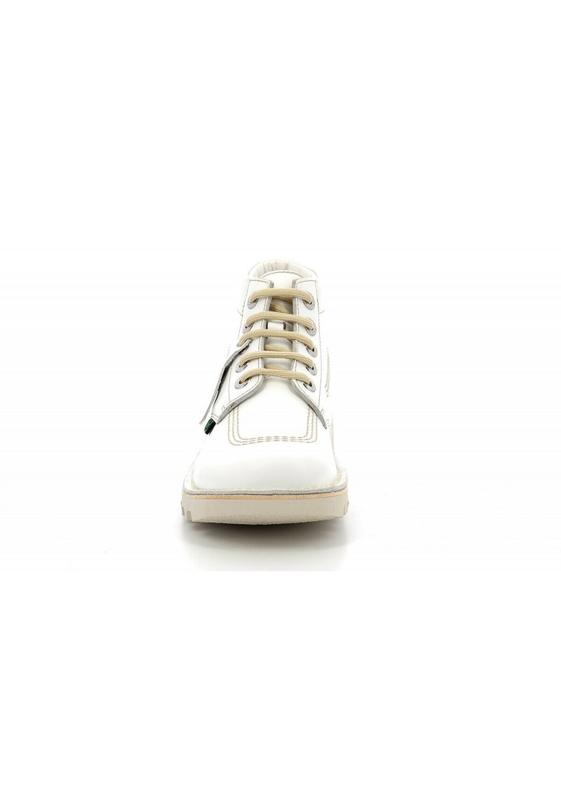 Weiße High-Top-Sneaker mit beigen Akzenten, aus Leder gefertigt, flachen Schnürsenkeln und einer Gummisohle. Verfügt über Steppnähte rund um das Design.