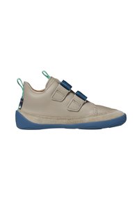 Beige Leder-Schuh mit doppelten blauen Klettverschlüssen. Mit runder Zehe, strukturiertem beigen Mittelsohle und blauer Gummisohle, mit grüner Schlaufe hinten.