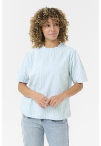 Blusa di cotone a righe blu chiaro e bianco con maniche corte e collo a volant, abbinata a jeans in denim blu chiaro.