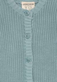Cardigan de bebé tricotado em azul claro com três botões e etiqueta da marca "Jacky" mostrando o tamanho 68 para 4-6 meses.
