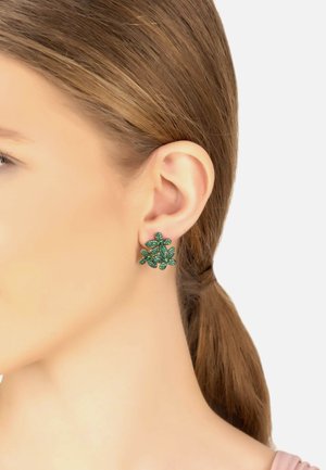 Orecchini floreali verdi con design a più strati, caratterizzati da dettagli intricati e una superficie testurizzata, fissati con un retro a perno standard.