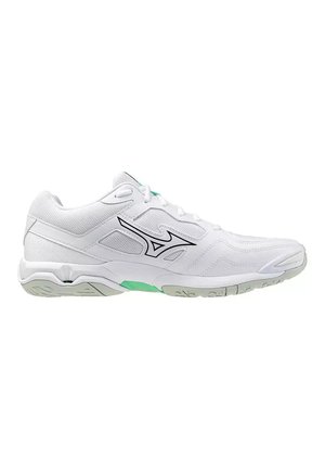 Weißer Sportschuh mit schwarzem Logo, hellgrünen Akzenten, Obermaterial aus Mesh und Synthetik sowie profilierter Gummisohle, von der Außenseite gezeigt.