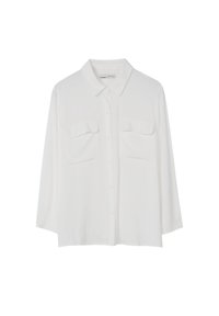 Biała koszula z guzikiem, wykonana z gładkiego materiału, z kołnierzykiem, dwiema przednimi kieszeniami i rękawami o długości trzy czwarte, o luźnym kroju.