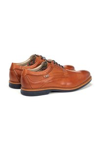 Zapatos de cuero marrón con un acabado suave y paneles laterales perforados. Una suela de goma negra y cordones azules completan el diseño.