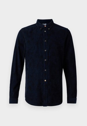 Camisa azul marino de botones con mangas largas, con un patrón sutil, textura de tela y botones marrones en contraste a lo largo de la placket.