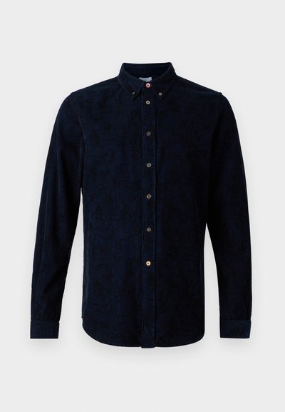 Marineblå knappskjorte med lange ermer, med et subtilt mønster, tekstur i stoffet og kontrasterende brune knapper langs knappenålen.