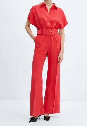 Czerwony kombinezon z paskiem, z kołnierzykiem, krótkimi rękawami, szerokimi nogawkami i gładką fakturą. Posiada zapięcie na guziki z przodu oraz boczne kieszenie.