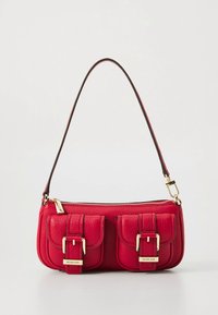 Borsa a mano in pelle rossa con forma strutturata, dotata di due tasche frontali con fibbie e dettagli in metallo color oro. Tracolla regolabile inclusa.