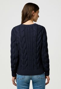 Wrangler LONG SLEEVE CABLE CREW - REGULAR FIT - Strickpullover - dark navy