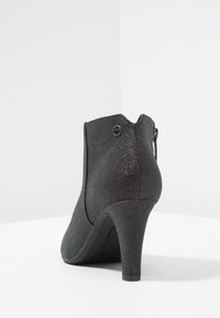 Stivale alla caviglia nero glitterato con tacco affusolato, chiusura con zip e punta rotonda, caratterizzato da una tomaia testurizzata e un design elegante.