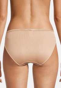 Beige Damenunterhosen aus glattem Stoff mit nahtlosem Design, ausgestattet mit einem weichen Bund und dezenten Stichdetails.