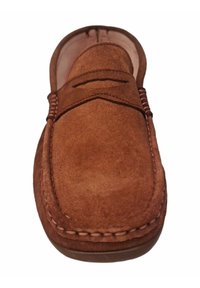 Zapato mocasín de ante marrón con punta redonda, costura decorativa y superficie texturizada. Diseño simple con suela plana.