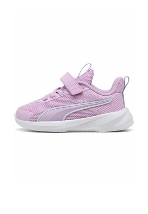 Hellvioletter Kinder-Athletiksneaker mit Mesh-Obermaterial, Klettverschluss, weißer Sohle und Laschen an Ferse und Zunge.