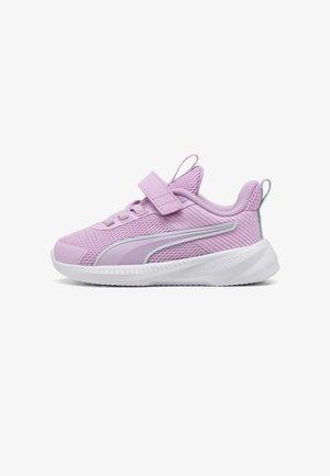 Baskets de sport pour enfants violet clair avec tige en mesh, fermeture à scratch, semelle blanche et languettes au talon et à la languette.