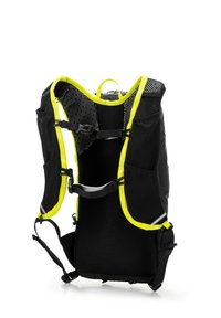 Zaino nero con schienale in rete, dettagli gialli, spallacci regolabili e molteplici fibbie. Presenta tasche per lo stoccaggio e materiale traspirante.