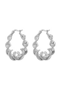 Boucles d'oreilles en argent en forme de créoles avec un design ondulé, présentant une texture brillante et lisse, fermées par un fermoir à charnière.