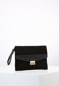 Svart mocka clutchväska med avtagbart handledsband, platt design, med en slät svart läderflik och en guldfärgad spänndetalj.