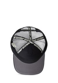 Sort og grå baseballcap med netpaneler, der har en flad skygge og trykte logo-detaljer på den indvendige foring og kanten af skyggen.
