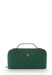 Groene leren pouch met een gestructureerde afwerking, ritsluiting en een gouden logo-accent aan de voorkant. Voorzien van een handvat bovenaan om te dragen.