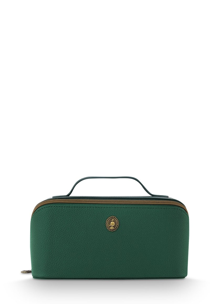 Groene leren pouch met een gestructureerde afwerking, ritsluiting en een gouden logo-accent aan de voorkant. Voorzien van een handvat bovenaan om te dragen.