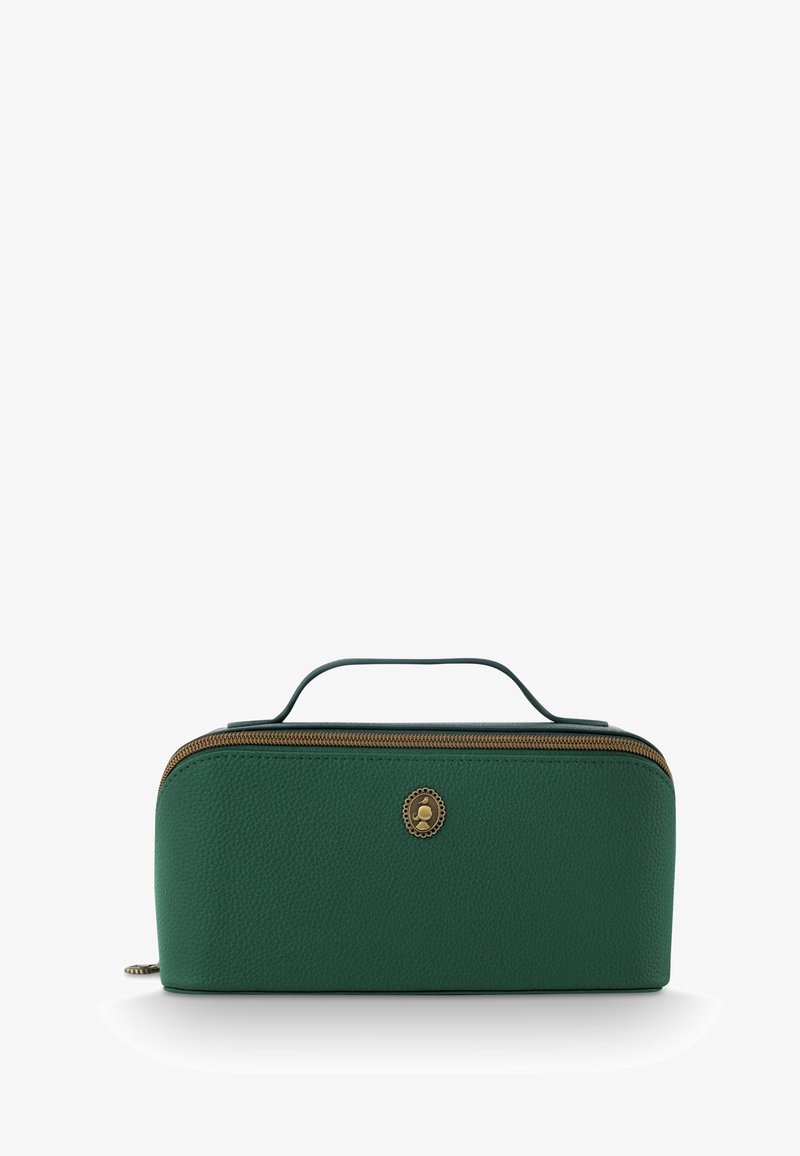 Groene leren pouch met een gestructureerde afwerking, ritsluiting en een gouden logo-accent aan de voorkant. Voorzien van een handvat bovenaan om te dragen.