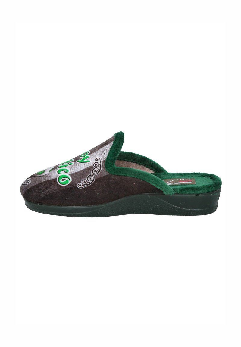 Zapatilla marrón oscura y verde con parte superior texturizada, con letras decorativas verdes y forro interior suave. Suela moldeada.