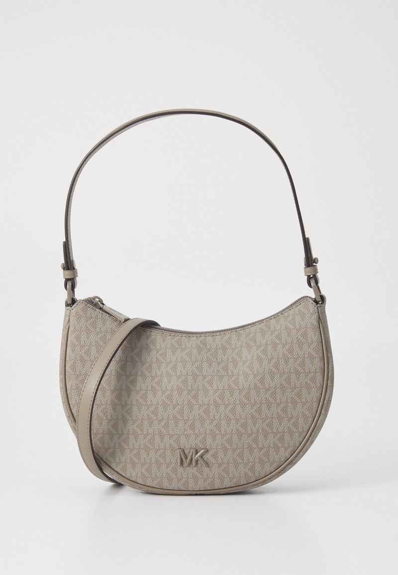 Sac à épaule beige de forme semicirculaire, avec une finition texturée et un motif logo MK répétitif. Bandoulière et accents en cuir marron.