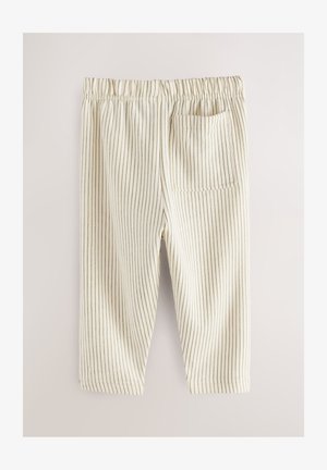 Stribede cremebukser med en elastisk talje, der har vertikale mørke striber og en lille lommepatch på højre side.
